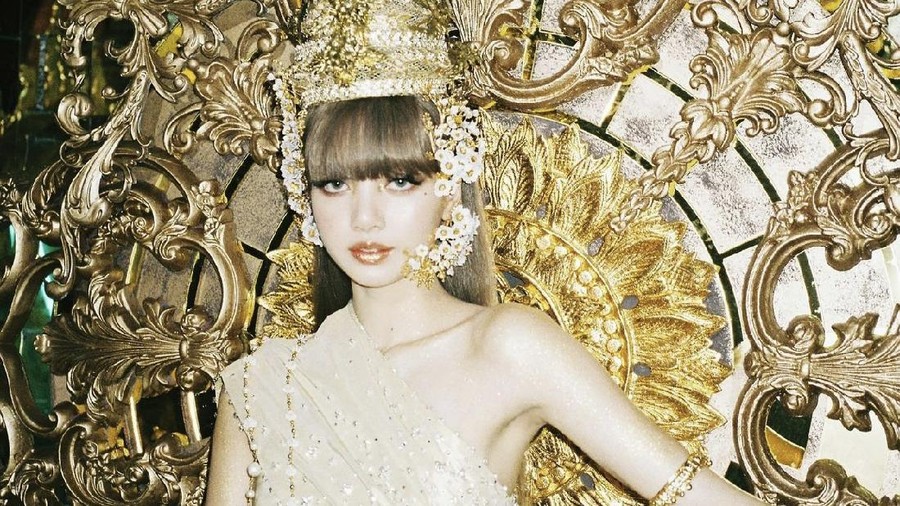 Lisa BLACKPINK Kenakan Busana Tradisional Thailand Lisa BLACKPINK Kenakan Busana Tradisional Thailand