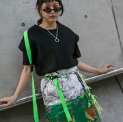 6 OOTD Liburan Pakai Kaus yang Super Nyaman dan Bikin Awet Muda