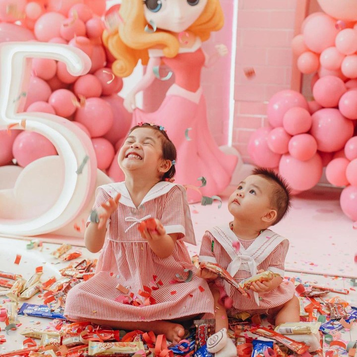 <p>Sang adik, Dante Oliver Alinskie ikut antusias merayakan ulang tahun kakaknya. Ia juga dipakaikan dress code yang enggak kalah lucu dari Natusha. (Foto: Instagram @dante.oliver.alinskie)</p>