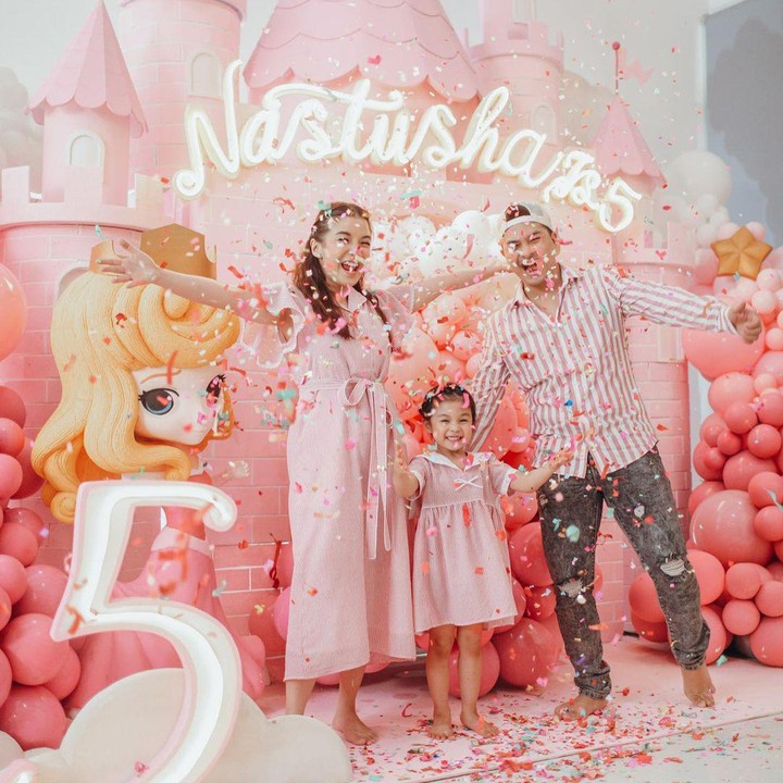 <p>Anak sulung pasangan Chelsea Olivia dan Glenn Alinskie ini lahir pada 2016 silam. Tahun ini, ulang tahun Natusha dirayakan dengan nuansa negeri dongeng berkonsep serba pink. (Foto: Instagram @glennalinskie)</p>