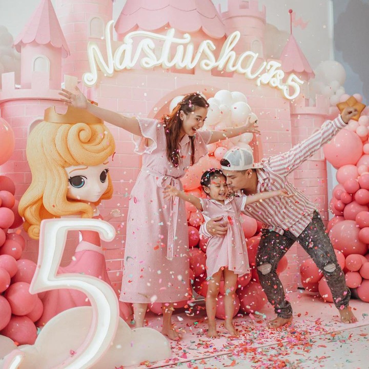 <p>Namun, tak mengurangi kecerian keluarga mereka dalam merayakan pertambahan usia Natusha ya. Balon dan confeti membuat acara ultah semakin semarak. (Foto: Instagram @glennalinskie)</p>
