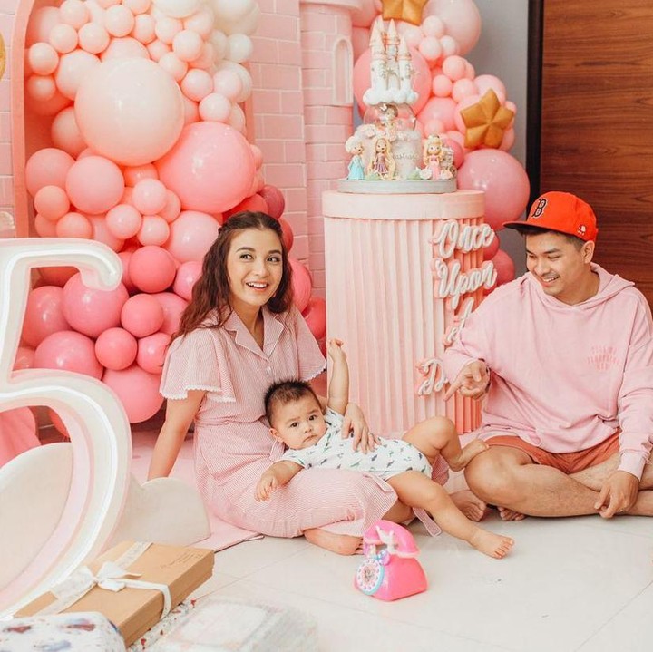 <p>Kado dan pinata pun banyak mereka terima sebagai hadiah ulang tahun untuk Kakak Natusha. (Foto: Instagram @chelseaolivia)  </p>