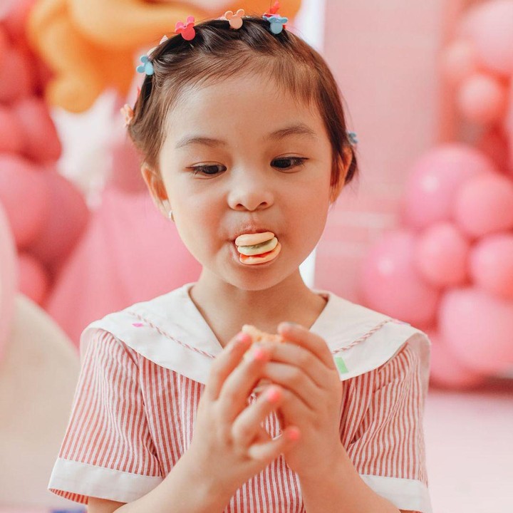 <p>Hari ulang tahun adalah momen Natsuha dibebaskan makan permen, coklat, dan wafer. Tapi, tetap harus disiplin gosok gigi ya. Selamat ulang tahun Natusha. (Foto: Instagram @chelseaolivia)</p>