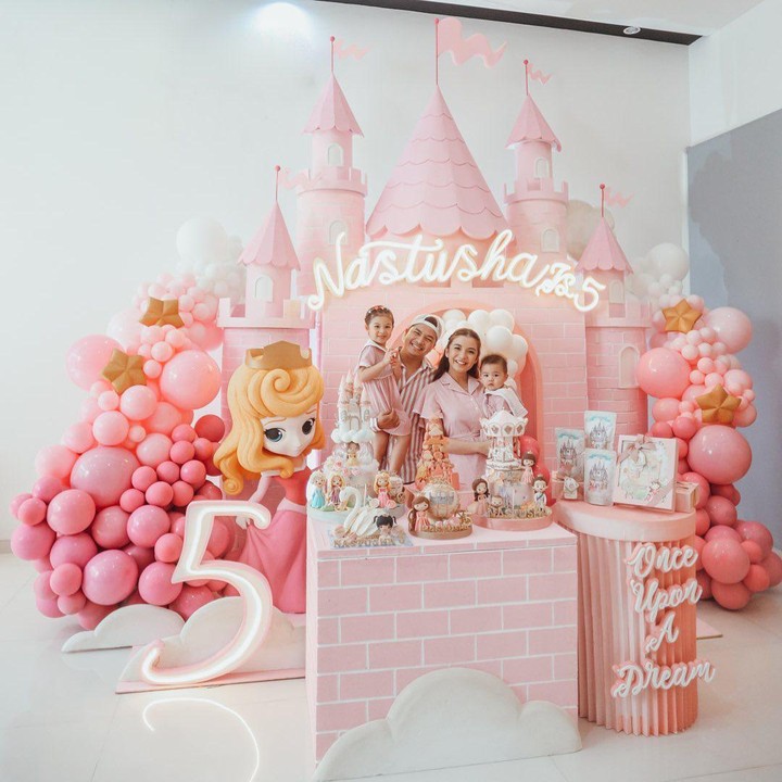 <p>Dalam masa pandemi seperti ini, sepertinya Chelsea dan Glenn memilih untuk mengadakan private party nih, Bunda. (Foto: Instagram @chelseaolivia)</p>