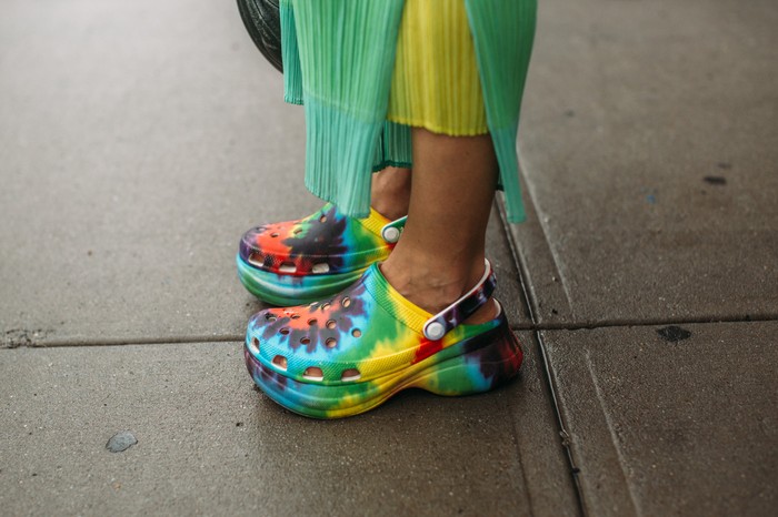Siapa sangka, bahwa alternatif lain selain kitten heels adalah sepatu Crocs. Permainan corak tie dye multiwarna menjadi statement tersendiri. Foto: livingly.com/IMAXtree