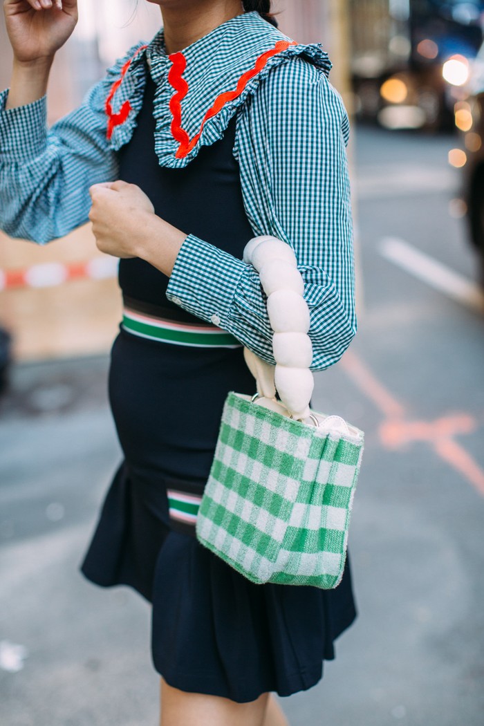 Motif plaid dalam warna pastel kian mempertegas tampilan feminin yang preppy. Foto: livingly.com/IMAXtree