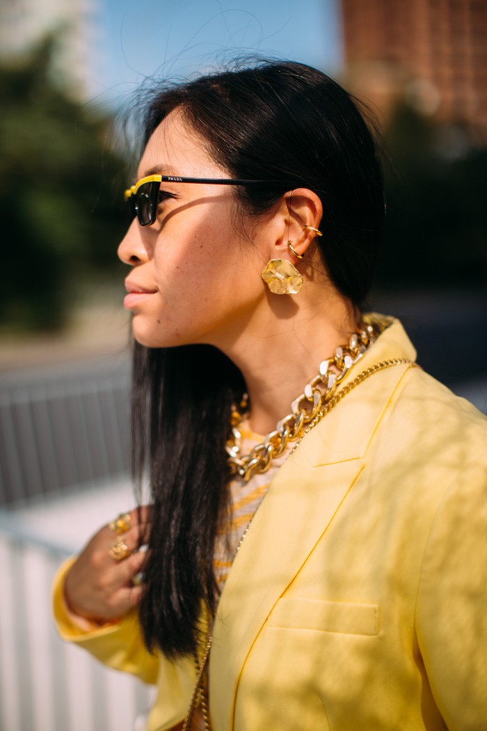Untuk perhiasan, desain yang modern dan bold kembali menjadi favorit. Selain emas, kamu juga bisa mencoba perak atau bermain dengan warna monokrom. Foto: livingly.com/IMAXtree