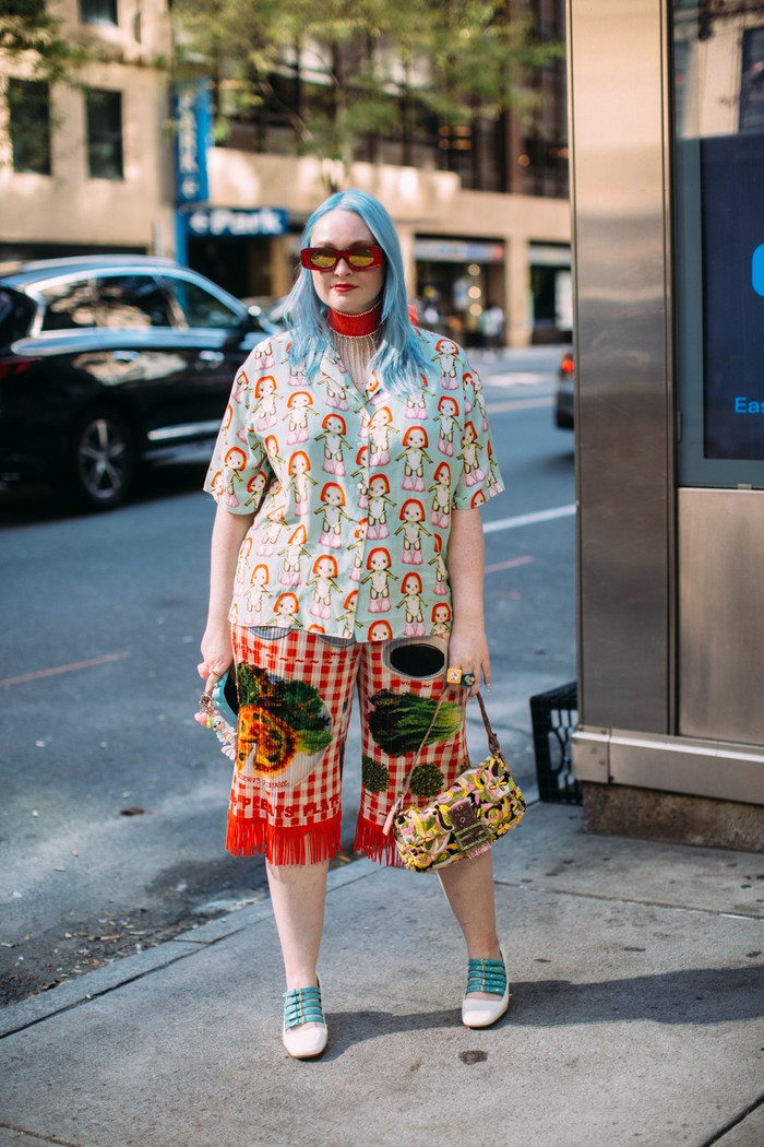 Jangan ragu untuk tabrak motif. Selama masih satu rona semisal sama-sama berbusana cerah, kamu akan tetap tampil stylish. Seperti salah satu tamu undangan New York Fashion Week berikut. Foto: livingly.com/IMAXtree