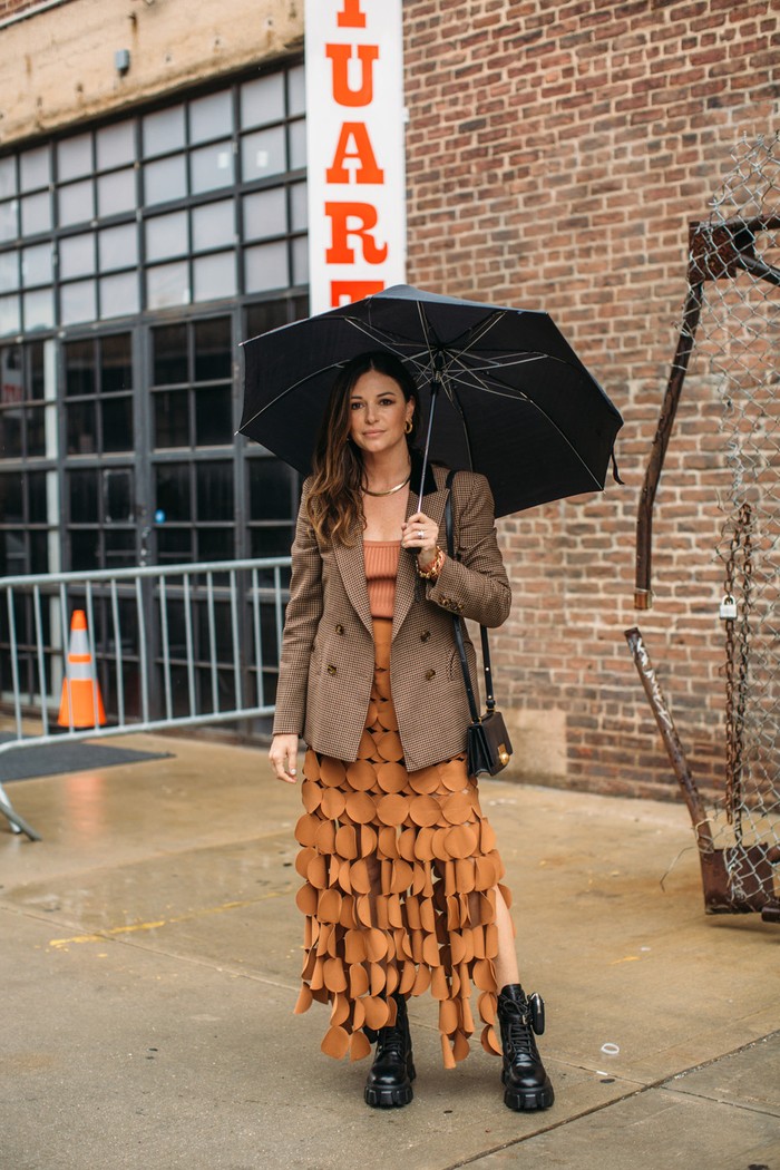 Tampilan serba warna coklat dapat terlihat menjadi lebih bold dengan sematan detail unik. Saatnya untuk mengenakan dress favoritmu dengan boots. Foto: livingly.com/IMAXtree