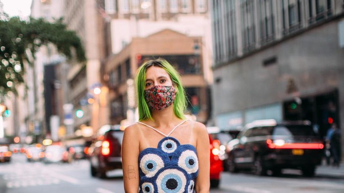 Bukan Nostalgia, Sejumlah Busana ala Era '70an yang Ini Kembali Jadi Tren dan Terlihat Kekinian