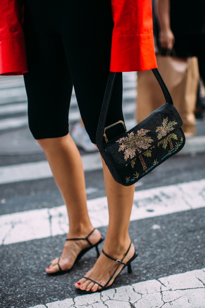 Kitten heels menjadi pilihan sepatu favorit para bintang street style. Selain nyaman juga memberi nuansa classy pada penampilan. Foto: livingly.com/IMAXtree