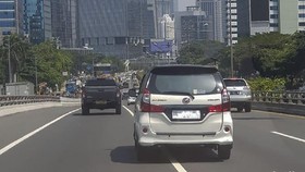 Polisi Telusuri Asal-Usul Mobil Pelat Nomor Putih Baru di DKI
