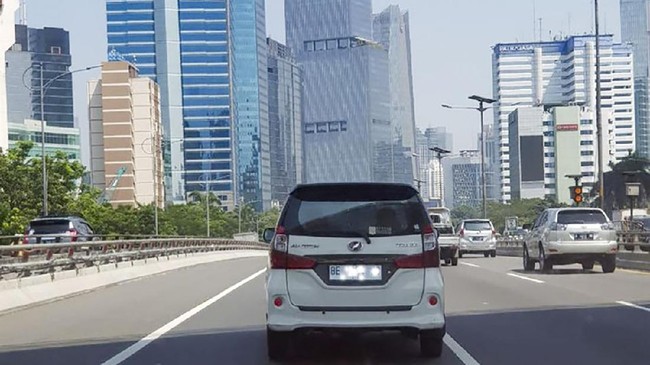 Korlantas Polri mengatakan pemasangan chip atau RFID di pelat putih kendaraan bermotor akan berlaku pada 2022 tanpa dipungut biaya.