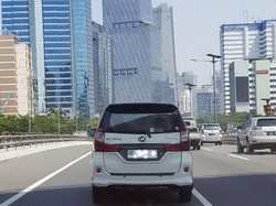 Kata Polisi soal Mobil Pelat Putih Teks Hitam yang Nongol di Jakarta