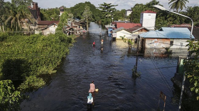 Akibat banjir Sintang, puluhan warga mengungsi ke wilayah hutan yang tak terendam, ada pula yang mengandalkan solidaritas dengan segala keterbatasan.