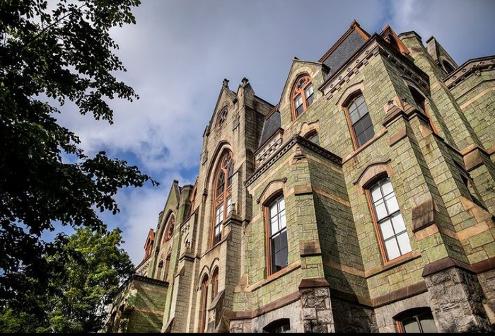 Pennsylvania University adalah kampus terdahulu dari Elon Musk