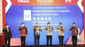 Wali Kota Padang Hendri Septa Terima Penghargaan Pembina BUMD
