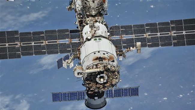 Alarm asap berbunyi di Stasiun Luar Angkasa Internasional (ISS) di modul Zvezda milik Rusia usai kru melihat asap dan mencium bau plastik terbakar.