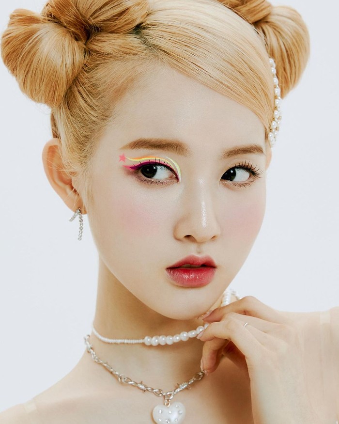 Berikutnya, Sieun adalah vokalis utama dalam girl group STAYC. Ia pernah berakting di banyak drama Korea termasuk Mystic Pop-up Bar, Just Between Lovers, dan Still 17./Foto: Instagram.com/stayc_highup