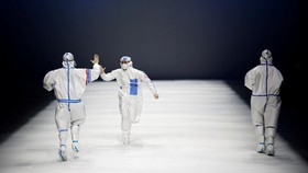 FOTO: APD dan Seragam Nakes Melenggang di China Fashion Week