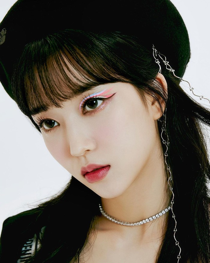 Dalam STAYC, Sumin merupakan leader, vocalist, dan rapper. Ia memiliki visual yang cantik dan menawan di berbagai ekspresi, utamanya saat ia tersenyum. Namun, dengan ekspresi seperti ini pun, Sumin terlihat cantik, ya!/Foto: Instagram.com/stayc_highup