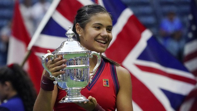 Petenis non unggulan asal Inggris, Emma Raducanu berhasil jadi juara grand slam US Open setelah mengalahkan Leylah Fernandez di babak final.