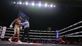 FOTO: Momen Getir Holyfield Kalah TKO di Ronde Pertama