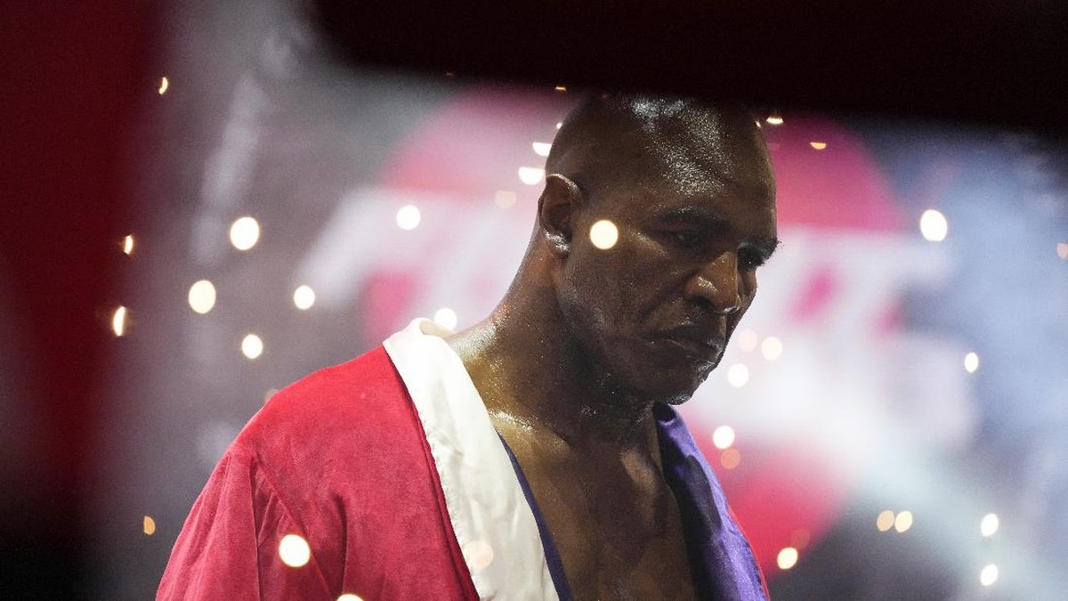 FOTO: Momen Getir Holyfield Kalah TKO di Ronde Pertama