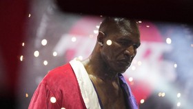 Trump Hibur Holyfield yang Kalah TKO di Ronde Pertama