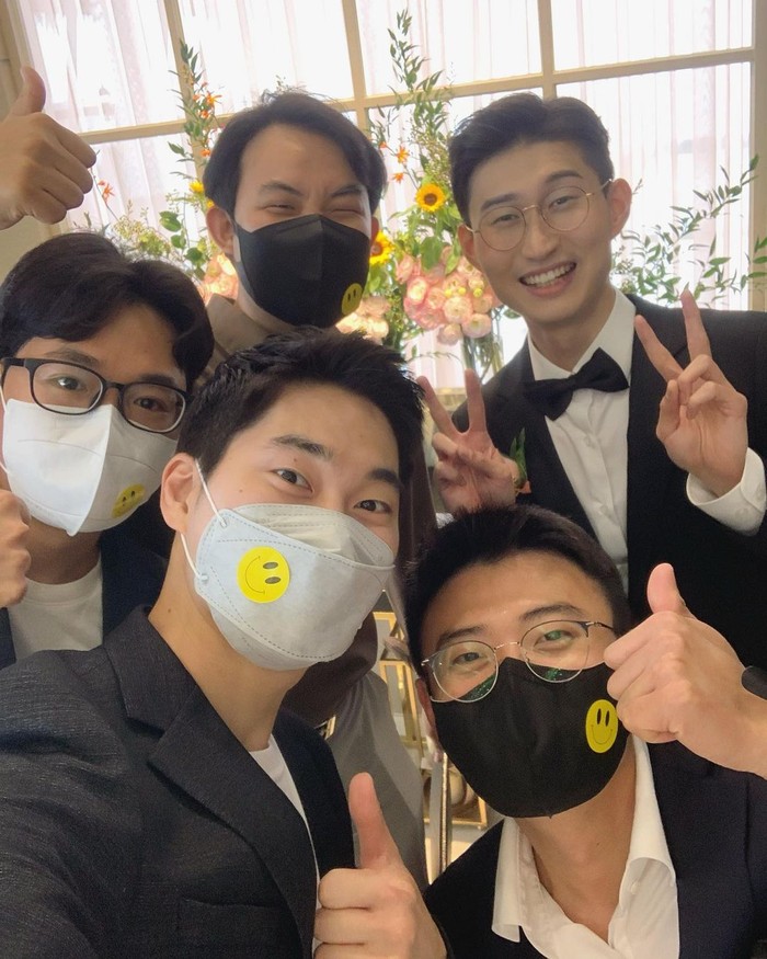 Geba atau yang biasa dikenal dengan Bung Korea juga datang ke acara pernikahan Bandung Oppa, lho. Karena diadakan pada masa pandemi, jadi tamu diwajibkan memakai masker, nih. Protokol kesehatan tetap yang utama ya!/Foto: Instagram.com/bungkorea