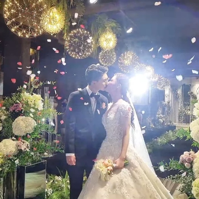Hari yang dinantikan pun tiba. Bandung Oppa menikah pada Sabtu (4/9), ia terlihat tampan dengan setelan jas dan sang istri juga tampak cantik dengan gaun putih berpayet. Romantis seperti di drama Korea ya, Beauties?/Foto: Instagram.com/bandung_oppa