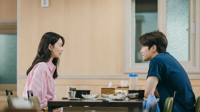 Rating Episode 5 Hometown ChaChaCha baru saja mencetak rekor. Episode itu menghadirkan kisah percintaan Hye-jin dan Doo-sik yang kian menghangat.