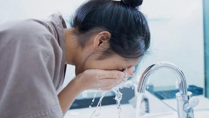 Cuci Muka Pakai Air Dingin, Bisa Bikin Wajah Lebih Cling!