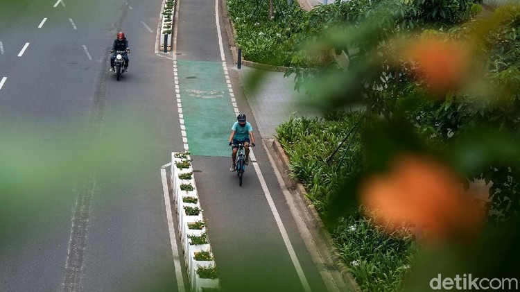Kawasan Sudirman-Thamrin ramai dilalui pesepeda di tengah PPKM level 3 di Jakarta. Meski dilarang, masih ada goweser yang wara-wiri di san untuk olahraga.