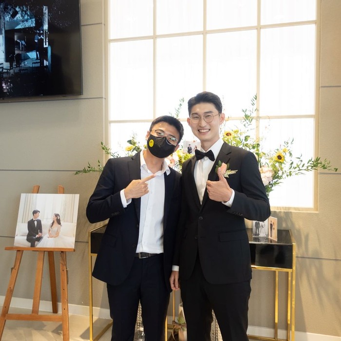 Jang Hansol sebagai teman sesama youtuber juga datang menghadiri acara pernikahan Bandung Oppa. Pada unggahan di akun Instagram-nya, Hansol mengaku bahwa Bandung Oppa adalah teman seumuran yang sering ia ajak curhat, lho./Foto: Instagram.com/hansoljang110