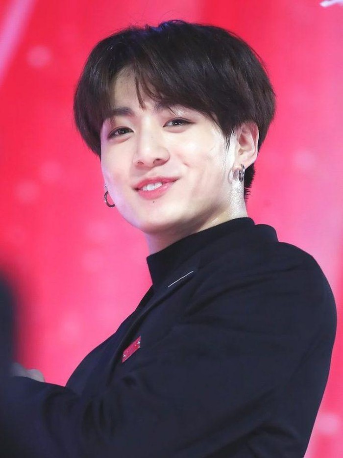 Anggota BTS dengan visual yang tampan, Jungkook, terkenal dengan senyum manis dan tampilan gigi kelincinya yang imut. Nggak heran kalau banyak ARMY yang gemas lihat senyum Jungkook ini!/Foto: kpopvote.com