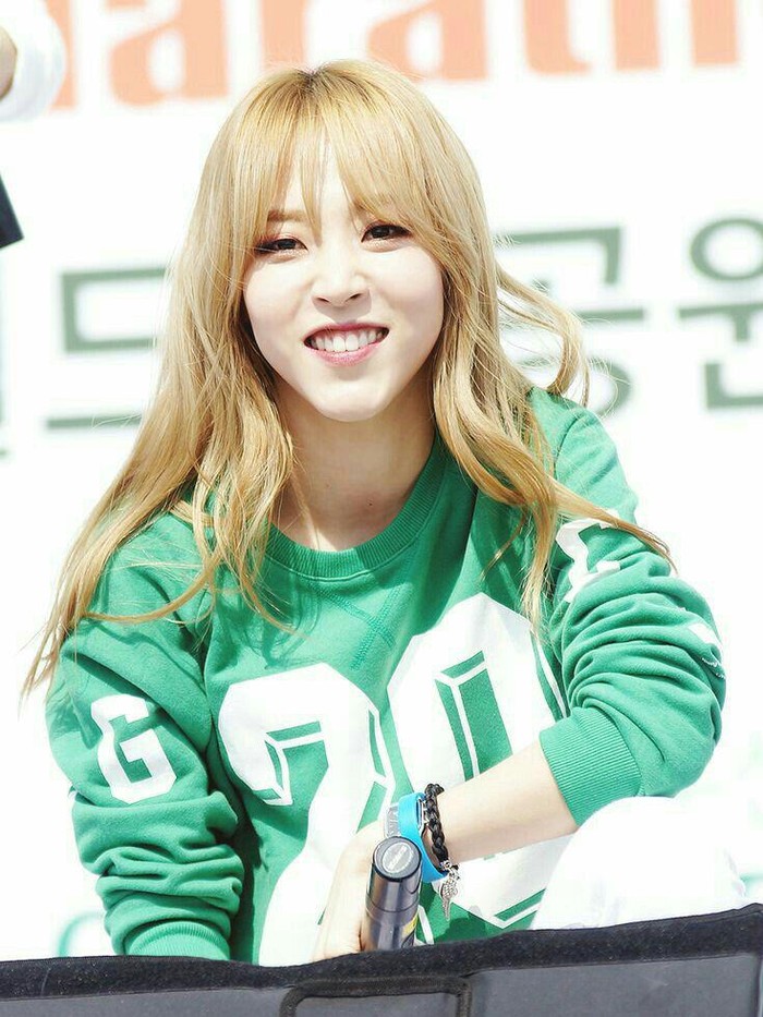 Si cantik Moonbyul ternyata juga punya sepasang gigi kelinci yang manis, lho. Di berbagai kesempatan, Moonbyul selalu tersenyum lebar sambil memamerkan bunny teeth-nya yang menggemaskan./Foto: es.pinterest.com