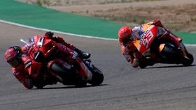 Hasil MotoGP Aragon: Bagnaia Kalahkan Marquez di Duel Sengit