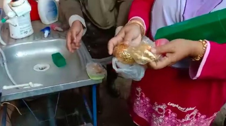 Perhiasan Tak Sengaja Dibuang Perhiasan Tak Sengaja Dibuang