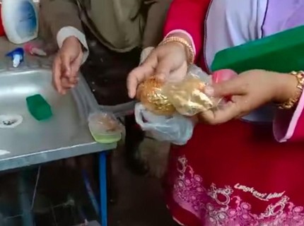 Wanita Tak Sengaja Buang Perhiasan Rp240 Juta, Rela Cari di Tumpukan Sampah