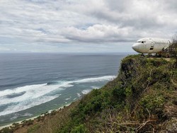 Keren! Ada Pesawat Boeing 737-200 Mejeng di Tebing Pantai Nyang-nyang Bali
