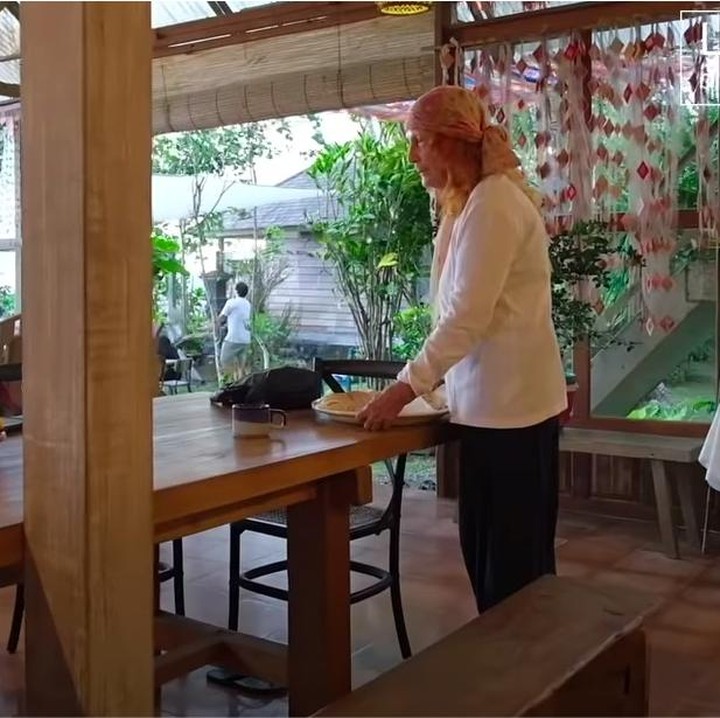 <p>Ruang makan begitu luas dan terbuka. Di sini biasanya keluarga Luna Maya berkumpul bersama menghabiskan waktu. (Foto: YouTube Luna Maya)</p>