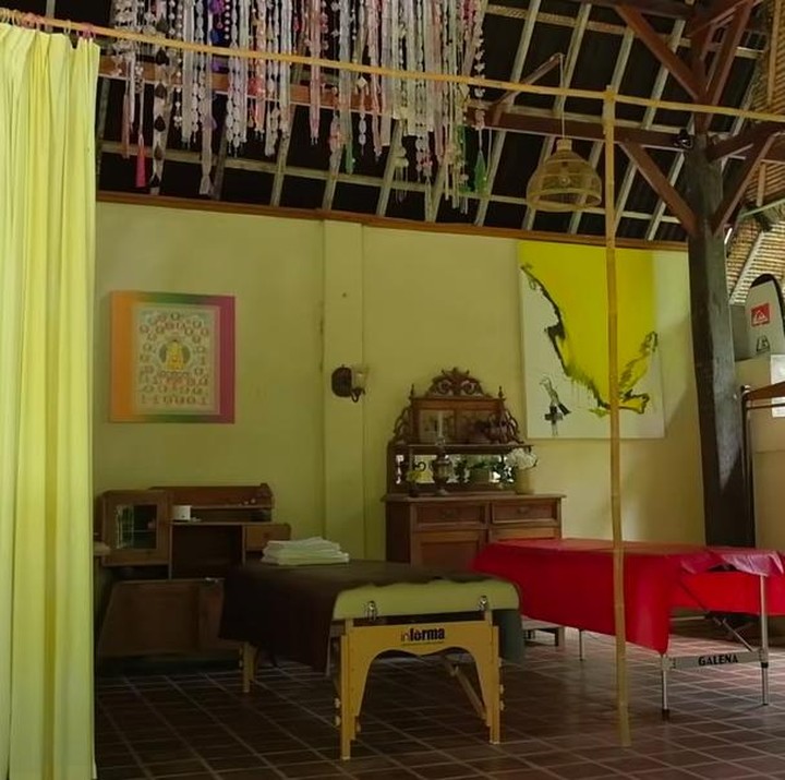 <p>Rumah ibunda Luna Maya ini dibagi menjadi beberapa ruangan yang dibuat sesuai dengan fungsinya masing-masing. Meski begitu, setiap ruangan tetap dihias dengan ornamen dan furnitur yang artsy, Bunda. (Foto: YouTube Luna Maya)</p>