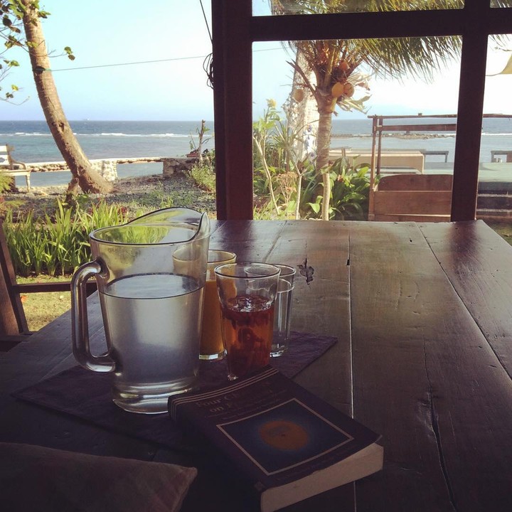 <p>Rumah <em>artsy</em> ini juga menghadap ke laut lho, Bunda. Pemandangan indah lautan bisa dinikmati dari balkon rumah. (Foto: Instagram @bananasbatik)</p>