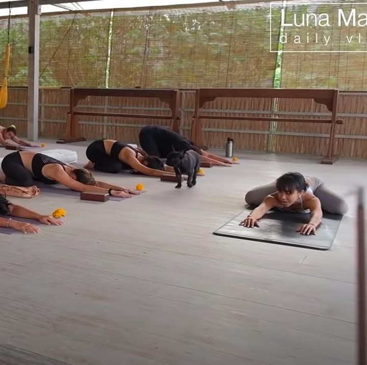 <p>Di lantai dua bangunan, ada ruang lapang untuk berkumpul nih. Ruangan ini juga digunakan untuk latihan yoga. (Foto: YouTube Luna Maya)</p>