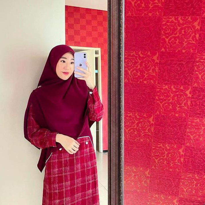 <p>Tak cuma warna hijau toska, di salah satu sudut rumahnya juga terlihat dindingnya yang dihiasi dengan wallpaper berwarna merah terang. (Foto: Instagram @larissachou)</p>