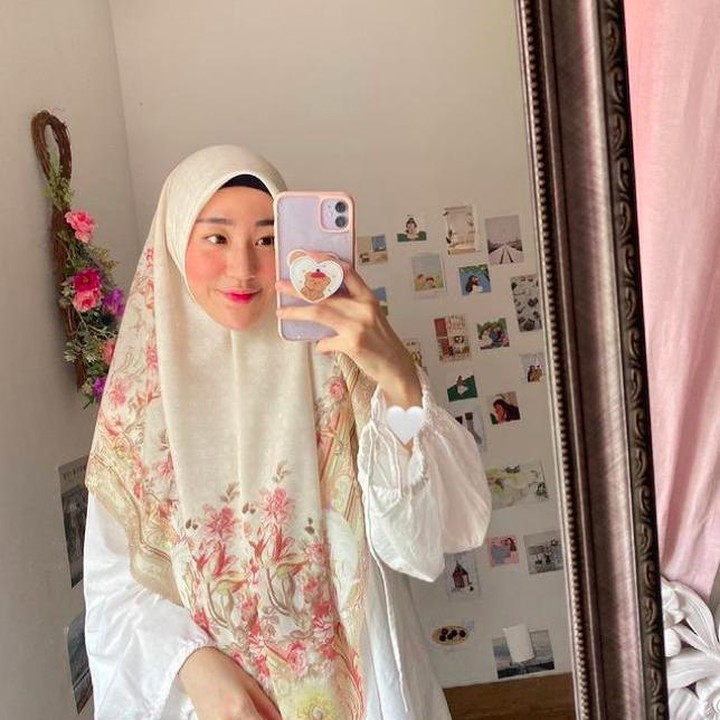 <p>Sudut ini tampaknya kamar Larissa Chou, terdapat cermin besar dan terlihat hiasan foto yang sengaja ditempel di dinding. (Foto: Instagram @larissachou)</p>