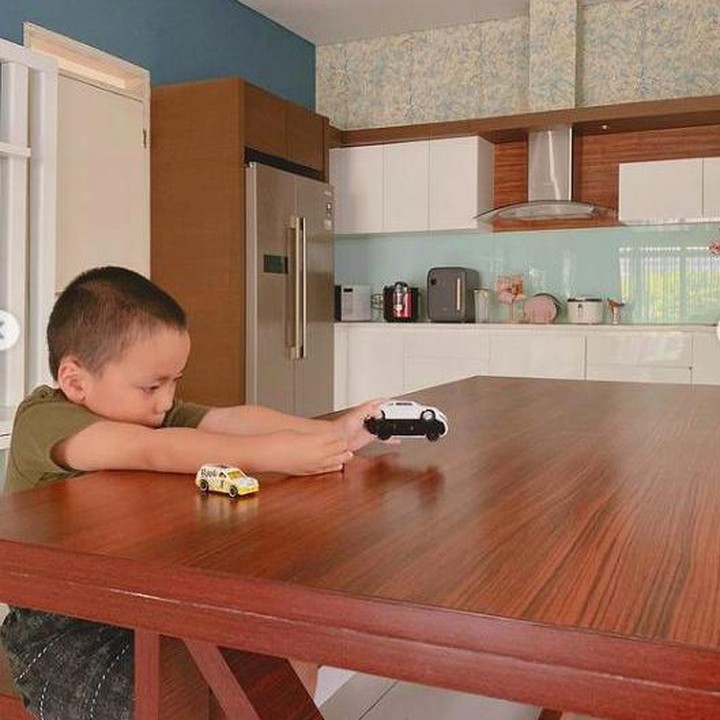 <p>Sudut rumah Larissa Chou di Bandung kerap tak sengaja terlihat di beberapa unggahan medsos, entah dalam foto atau pun video. Seperti di foto Yusuf ini, Bunda. Bagian dapur di rumahnya terlihat jelas. Kitchen set dan kabinetnya serba putih serta dikombinasi dengan kayu. (Foto: Instagram @larissachou)</p>