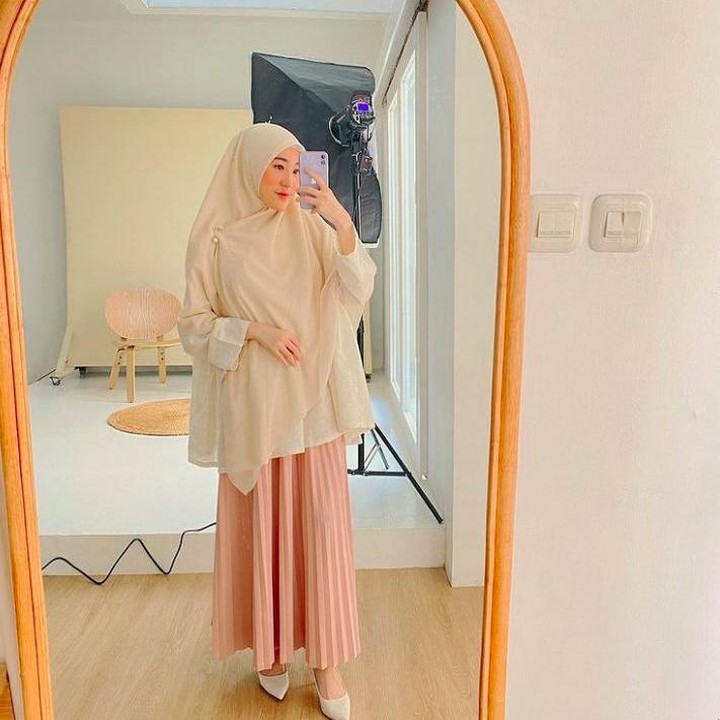 <p>Salah satu sudut rumah Larissa Chou di Bandung yang disulap menjadi studio foto. Bagus dan terlihat estetik ya, Bunda. (Foto: Instagram @larissachou)</p>