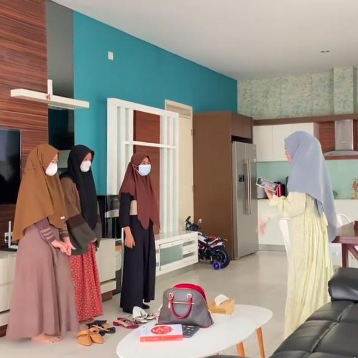 <p>Setelah berpisah dengan Alvin Faiz, Larissa Chou kini tinggal bersama Yusuf di Bandung. Rumah yang ia tinggali sekarang terlihat nyaman, Bunda. Ia bersama timnya juga kerap membuat konten di rumah tersebut. (Foto: Instagram @timrumahcici)</p>